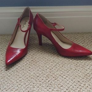 Red pumps